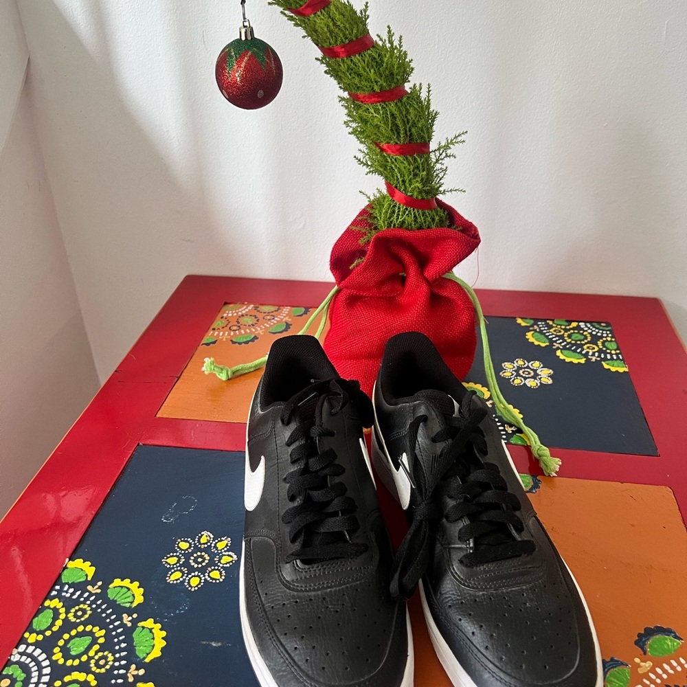 Men’s Nike Black and White Sneakers Size 10